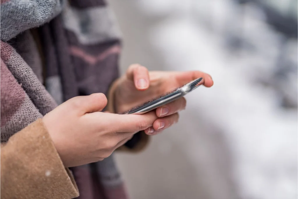 What to Do If You Drop Your Phone in Water? 3 Screen Protectors with Water Resistance